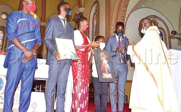Fr. Mayanja bwe yabadde akwasa Kyagulanyi Sappule oluvannyuma lw’okusaba. Tunuza kkamera y’essimu yo mu kalambe olabe vidiyo. Fr. Mayanja bwe yabadde akwasa Kyagulanyi Sappule oluvannyuma lw’okusaba. Tunuza kkamera y’essimu yo mu kalambe olabe vidiyo.