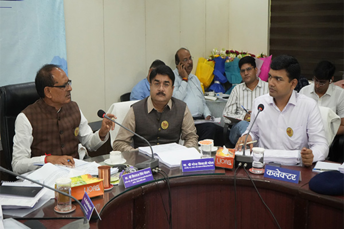 MP: Union Minister Shivraj Singh Chouhan reviews development work in Vidisha, issues directives to officials
