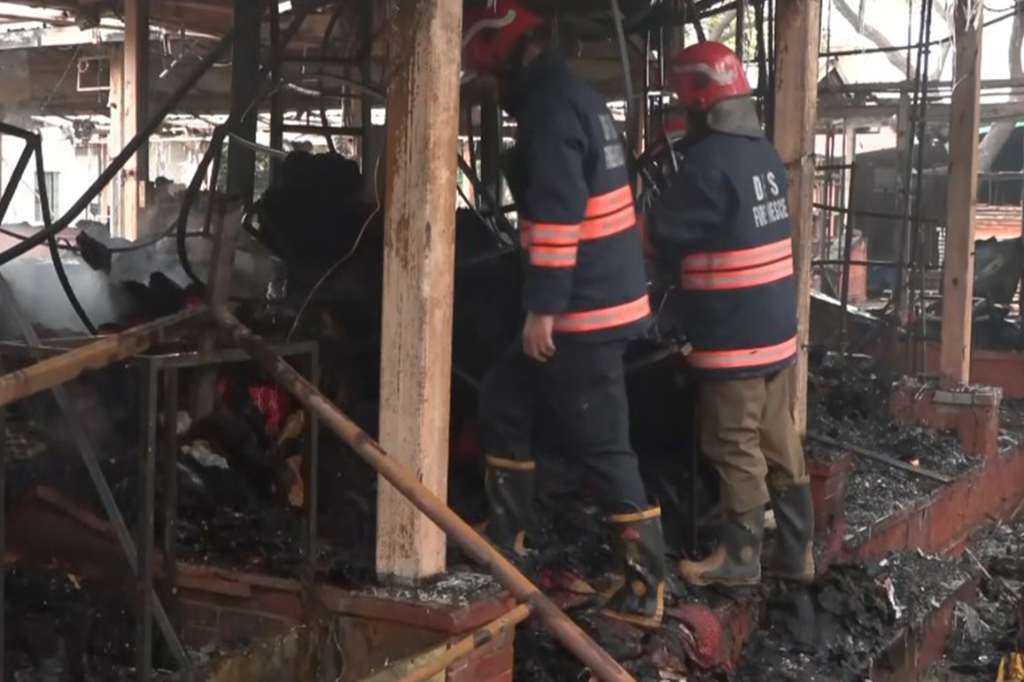 Delhi: Fire breaks out in Nature Bazaar at Andheria Modh, engulfs 40 shops