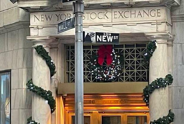 U.S. stocks close weaker, Dow Jones drops 154 points