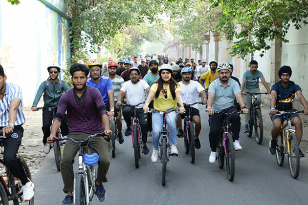 Fit India Sundays on Cycle organised in collaboration with Indian Railways; Actress Madhurima Tuli honoured as Fit India icon