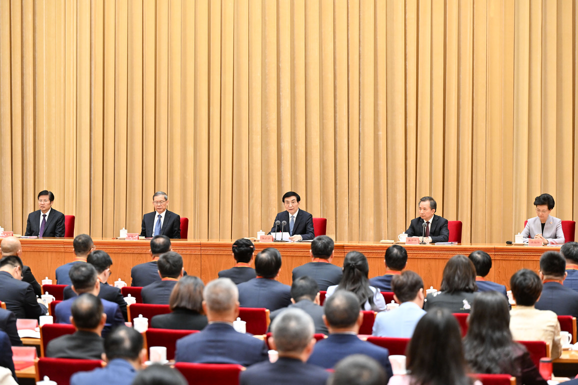 CHINA-BEIJING-WANG HUNING-NON-PUBLIC SECTOR-SOCIALISM-OUTSTANDING BUILDERS-HONORING CEREMONY (CN)