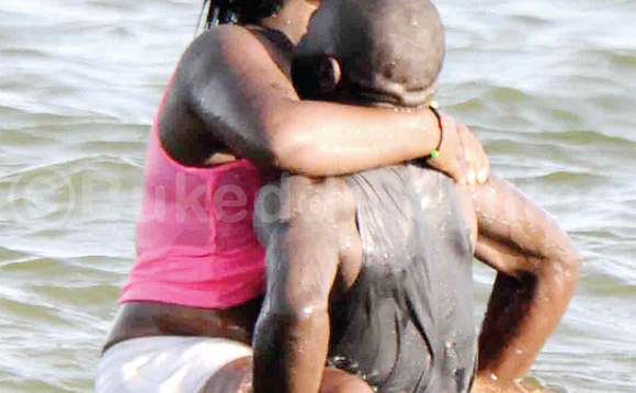 Bano baasangiddwa nga banyumirwa obulamu mu mazzi ku bbiici emu ku lw’e Ntebe gye buvuddeko. Bano baasangiddwa nga banyumirwa obulamu mu mazzi ku bbiici emu ku lw’e Ntebe gye buvuddeko.