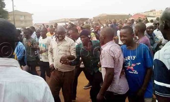 Abantu nga badduka okulaba ku Bobi Wine. Abantu nga badduka okulaba ku Bobi Wine.