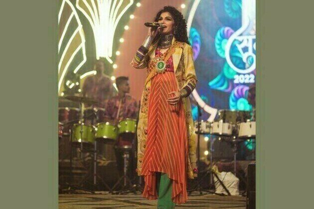 Singer-artiste Purva Mantri stealing Surti hearts this Navratri