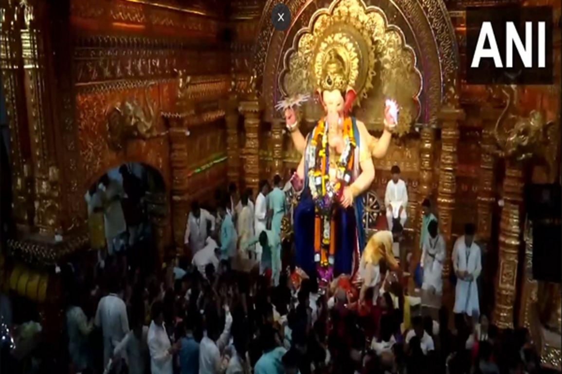 Mumbai: Large number of devotees visit Lalbaugcha Raja pandal to offer prayers