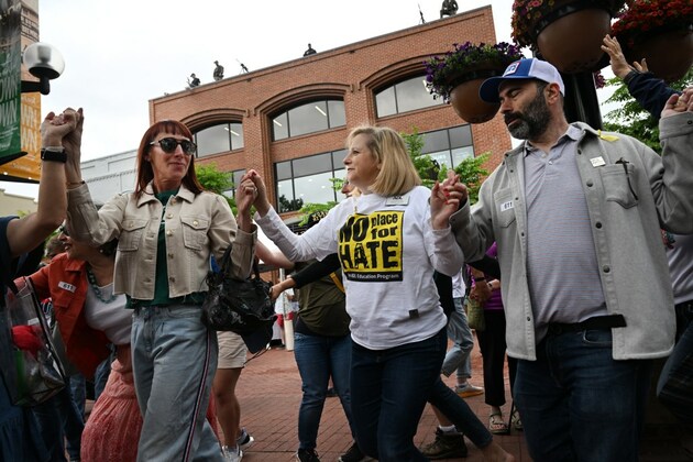 Non-Jews stand in solidarity with Temple Emanuel, Jewish community