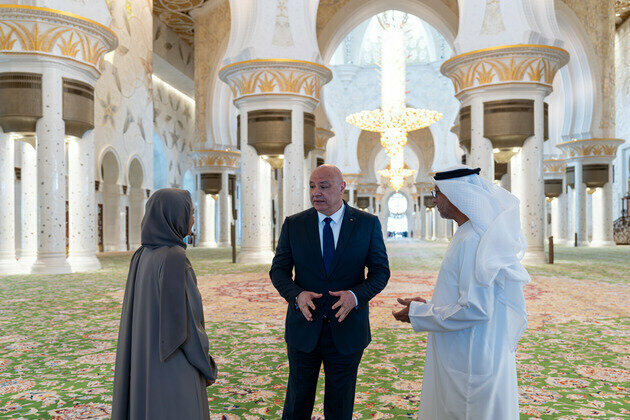 Lebanon's President visits Sheikh Zayed Grand Mosque in Abu Dhabi