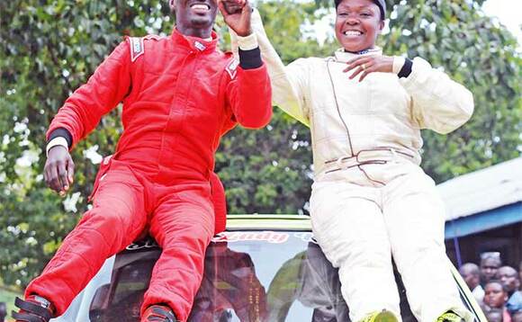 ‘Super Lady’ Susan Muwonge ne Edmond Kyeyune amusomera maapu nga bajaganya ‘Super Lady’ Susan Muwonge ne Edmond Kyeyune amusomera maapu nga bajaganya