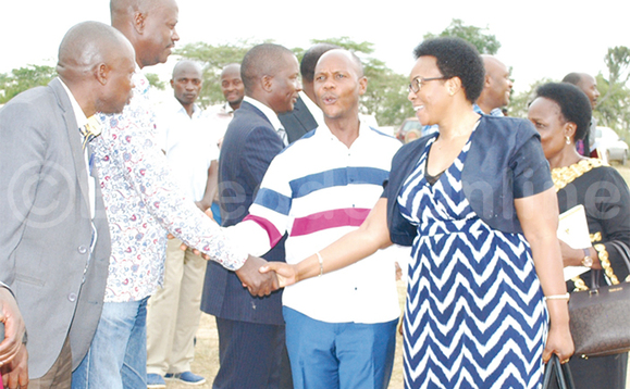 Minisita Namuganza nga bamwaniriza e Ssembabule. Minisita Namuganza nga bamwaniriza e Ssembabule.