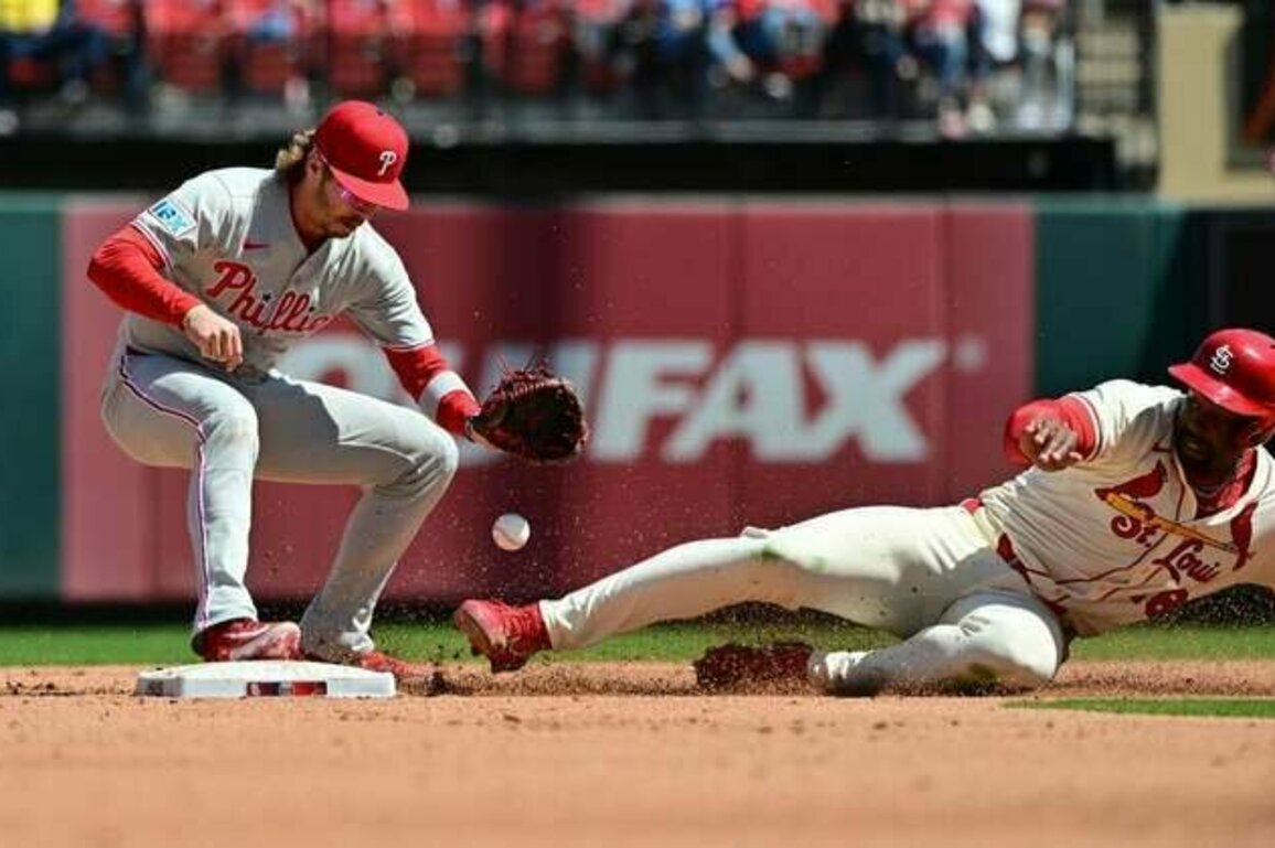 Nick Castellanos helps Phillies down Cardinals