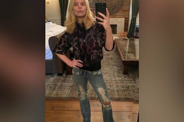 Jessica Simpson bids goodbye to her 30s by sporting 14-year-old jeans