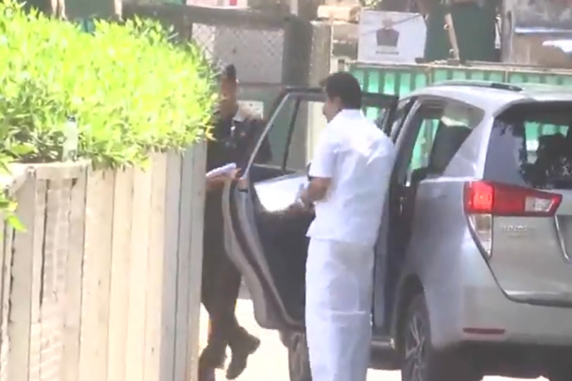 KC Venugopal at Mallikarjun Kharge's residence amid Karnataka cabinet talks