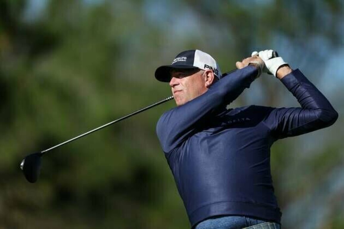 Stewart Cink shoots 64 to take lead at Stifel Charity Classic