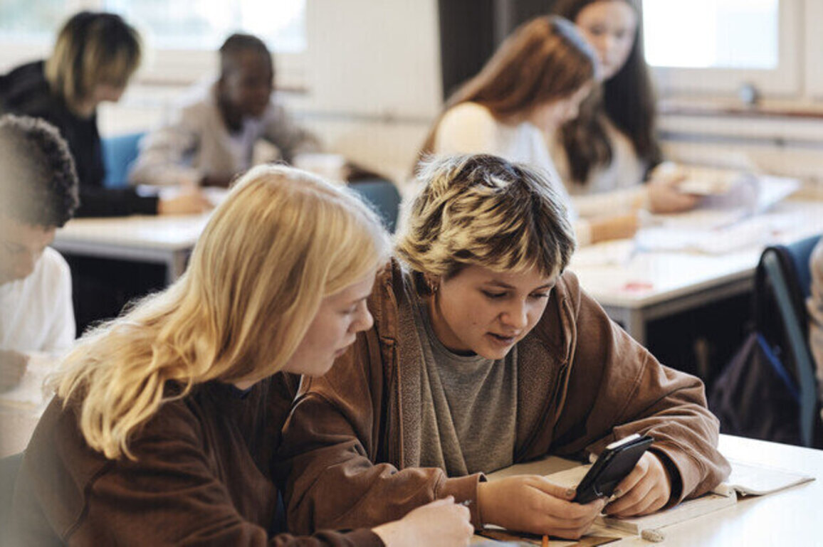 Its time to ban smartphones in schools