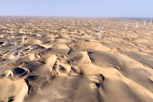EconomyInFocus | China completes "power expressway loop" around southern Xinjiang desert