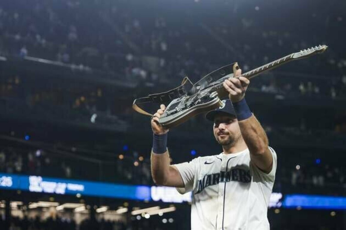 MLB roundup: Cal Raleigh hits No. 50, M's top Padres
