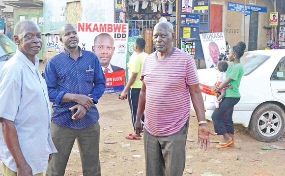 Omutaka Kyoloobi (ku ddyo) ng’ali ne Ali Ssempungu (wakati) Ssentebe wa Wankulukuku Zzooni e Kabowa. Emabega kye kizimbe kye basaba kibaddizibwe. Omutaka Kyoloobi (ku ddyo) ng’ali ne Ali Ssempungu (wakati) Ssentebe wa Wankulukuku Zzooni e Kabowa. Emabega kye kizimbe kye basaba kibaddizibwe.
