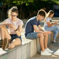 Teenagers no longer answer the phone: is it a lack of manners or a new trend?
