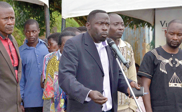 Ssentebe w’e Buyiga, Balikoowa ng’ayanja ensonga ze. Ku ddyo ye Noordeen Ntege owa Bukedde Ssentebe w’e Buyiga, Balikoowa ng’ayanja ensonga ze. Ku ddyo ye Noordeen Ntege owa Bukedde