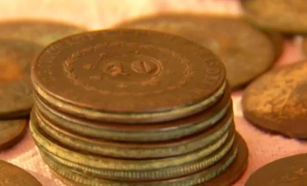 Moedas de cobre do período colonial encontradas com detector de metais/Reprodução TV Anhanguera
