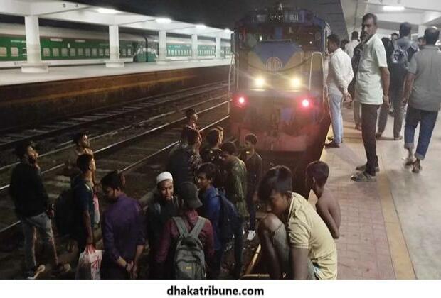 Seats Shortage: Khulna students halt train, leaving passengers fuming