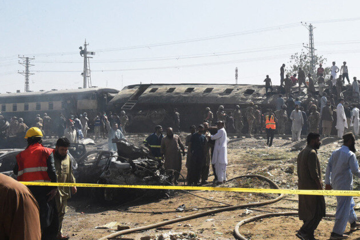 More than 20 injured in bomb blast near railway track in southwest Pakistan