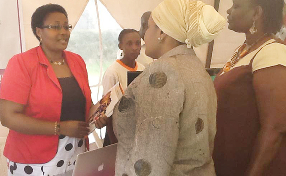 Lydia Nyesigomwe ng'ayogera ne bamaama abamu ku kukuza ebitone by'abaana Lydia Nyesigomwe ng'ayogera ne bamaama abamu ku kukuza ebitone by'abaana