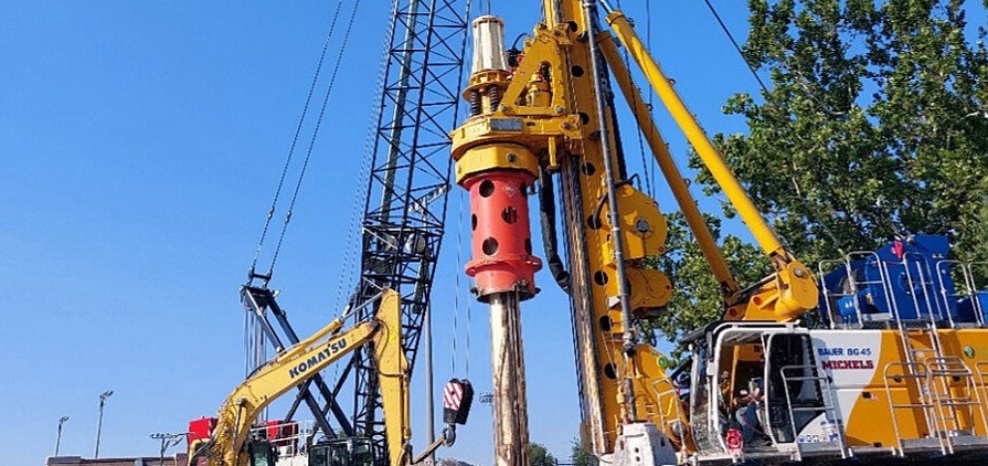 Secant pile drilling operations, which form part of the AWSP-01-01 Tunnel Extension project in Chicago