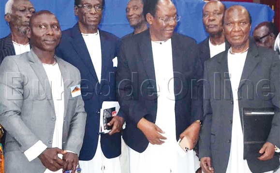 Mulwanyammuli (wakati), Ssemogerere (ku ddyo), Godfrey Kigobero owa Bukedde (owookubiri ku kkono) n’abalala mu ttabamiruka w’Olugave. Mulwanyammuli (wakati), Ssemogerere (ku ddyo), Godfrey Kigobero owa Bukedde (owookubiri ku kkono) n’abalala mu ttabamiruka w’Olugave.