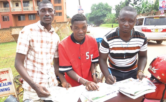 Aba bodaboda ku siteegi y’e Makerere nga bajjuza obukonge bwa Gabula Ssekukkulu, Ku ddyo ye Donozio Ssempeebwa ssentebe waabwe. Aba bodaboda ku siteegi y’e Makerere nga bajjuza obukonge bwa Gabula Ssekukkulu, Ku ddyo ye Donozio Ssempeebwa ssentebe waabwe.