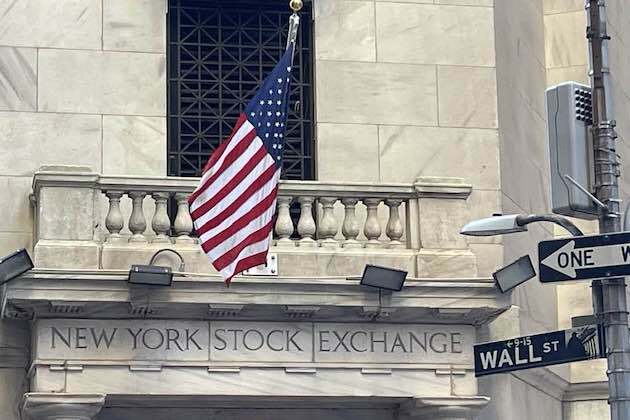 U.S. stocks move higher as dollar rallies