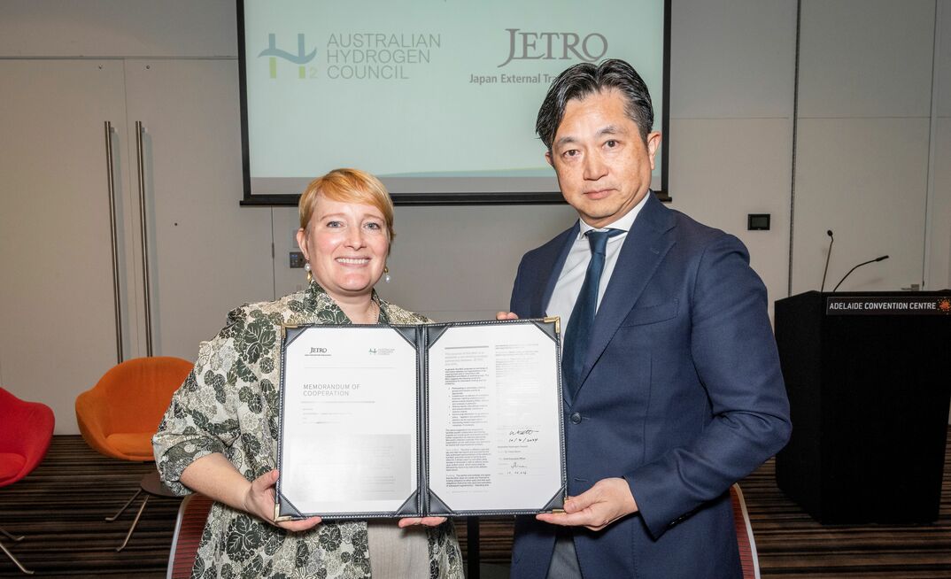 Fiona Simon from Australian Hydrogen Council and Takayuki Watanabe from JETRO. Credit: Australian Hydrogen Council