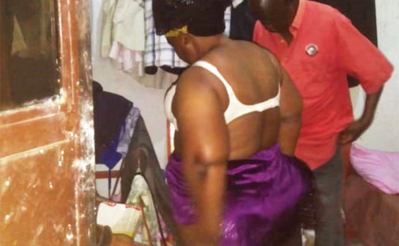 Nannyonga ne ssentebe Ndawula nga bambala. Nannyonga ne ssentebe Ndawula nga bambala.