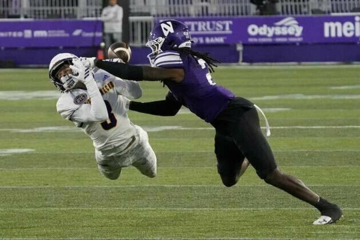 Northwestern rings up 526 yards in rout of Western Illinois