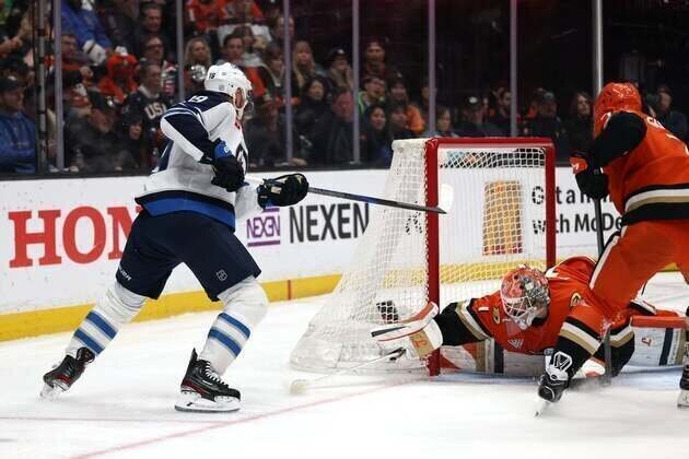 Chris Kreider's goal late in OT propels Ducks past Jets