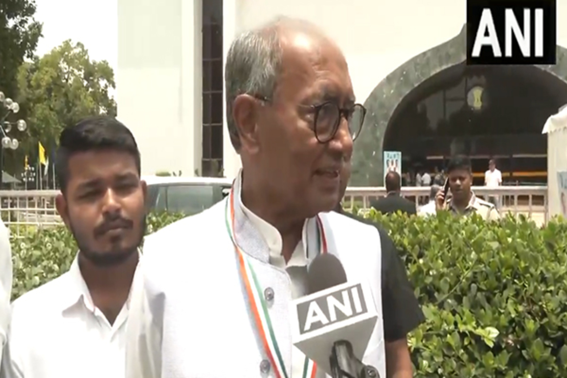"Don't give time to oppn, but issue refutation": Digvijay Singh slams centre