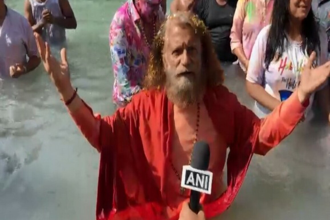 Break barriers of discrimination, hatred and get soaked in colours of love: Swami Chidanand Saraswati on Holi
