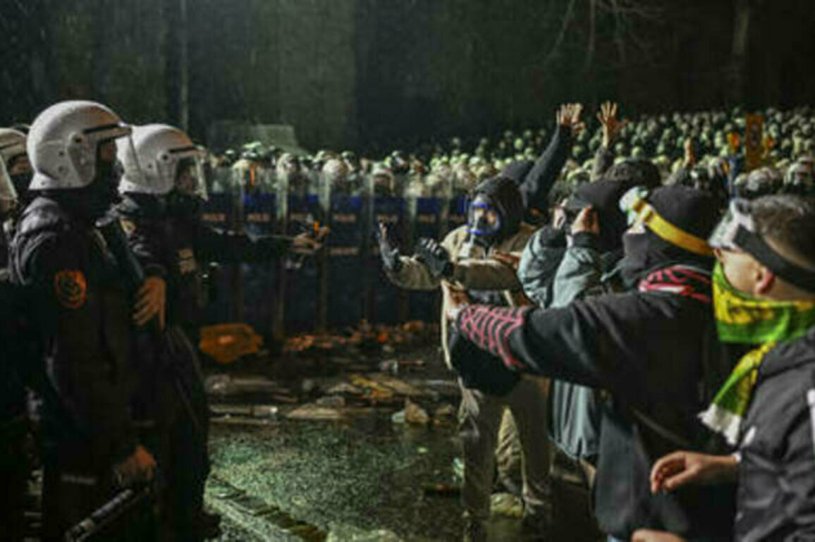 Riot police disperse protesters in Istanbul (VIDEO)
