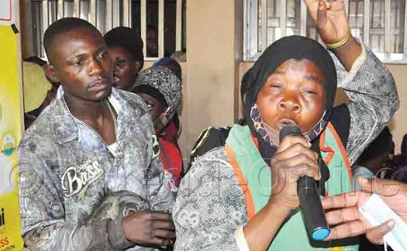 Omu ku basuubuzi mu katale ka Owino ng’atabuse. Omu ku basuubuzi mu katale ka Owino ng’atabuse.