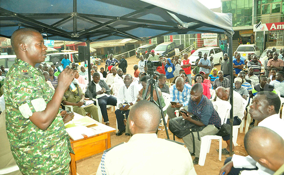 Lt. Col. Hassan Kalungi avunaanyizibwa ku by'okukwasisa empisa mu baserikale ba LDU ng'ayogera eri abatuuze b'e Kamwokya mu lukungaana lw'ebyokwerinda olwetabiddwaamu n'abaserikale ba poliisi ya Kira Road. Lt. Col. Hassan Kalungi avunaanyizibwa ku by'okukwasisa empisa mu baserikale ba LDU ng'ayogera eri abatuuze b'e Kamwokya mu lukungaana lw'ebyokwerinda olwetabiddwaamu n'abaserikale ba poliisi ya Kira Road.