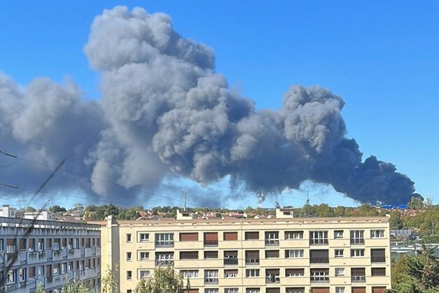 Fire Breaks Out at World&#039;s Biggest Produce Market in Paris