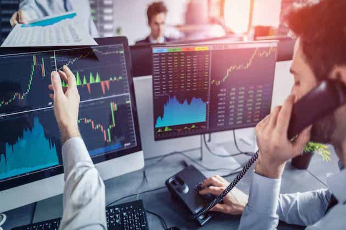 Dow Jones closes 332 points higher Friday amid weekly gains