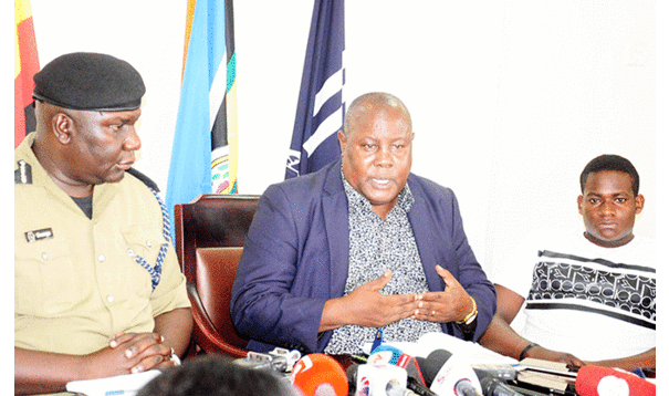 John Okello mwanyina wa Alalo ng'ayogerak eri abamawulire ku kitebe kya poliisi e Naguri ku ddyo ye Emmanuel Ahimbisibwe mutabani w'omugenzi John Okello mwanyina wa Alalo ng'ayogerak eri abamawulire ku kitebe kya poliisi e Naguri ku ddyo ye Emmanuel Ahimbisibwe mutabani w'omugenzi