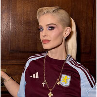 Kelly Osbourne reacts strongly to comment saying she looks like a "dead body"