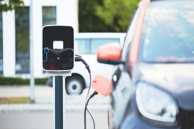 Delhi govt to offer interest subvention of 5pc on EVs, buyers to get additional relief of Rs 25,000