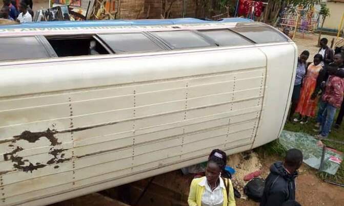School bus carrying pupils overturns School bus carrying pupils overturns