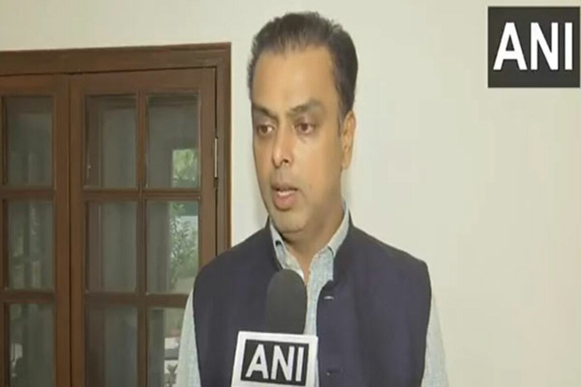 "Tourist, luxury politics not going to work in Maharashtra": Milind Deora slams Thackerays over absence after Pahalgam attack