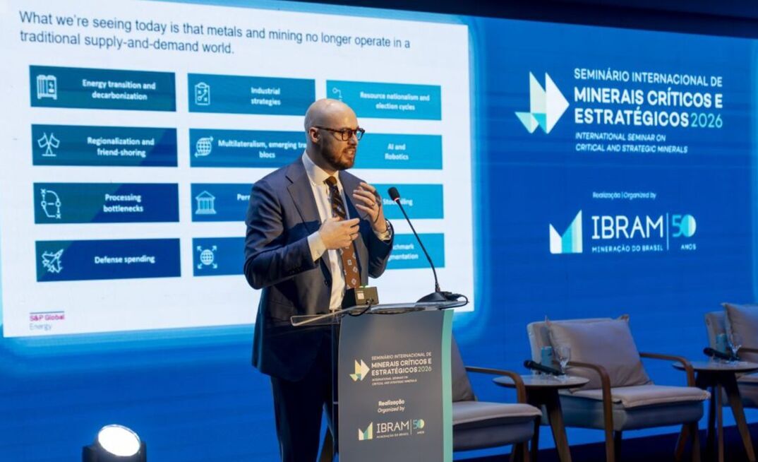 Matt Blundell, da S&P, em palestra no Seminário Internacional de Minerais Críticos e Estratégicos 2026 Ibram