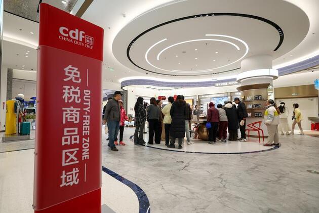 Easier entry, simplified tax refunds draw foreign tourists to shop in China